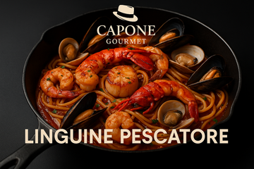 Assiette de linguine Pescatore aux fruits de mer – crevettes, pétoncles, moules, palourdes et chair de homard – nappée de sauce tomate au vin blanc, avec logo Capone Gourmet.