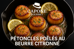 Pétoncles poêlés au beurre citronné présentés dans une poêle en fonte, avec logo Capone Gourmet – Recette premium.