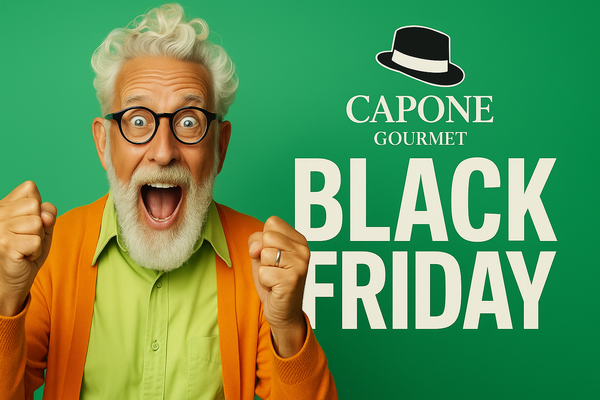 Homme enthousiaste célébrant les promotions Black Friday Capone Gourmet, avec logo au chapeau.