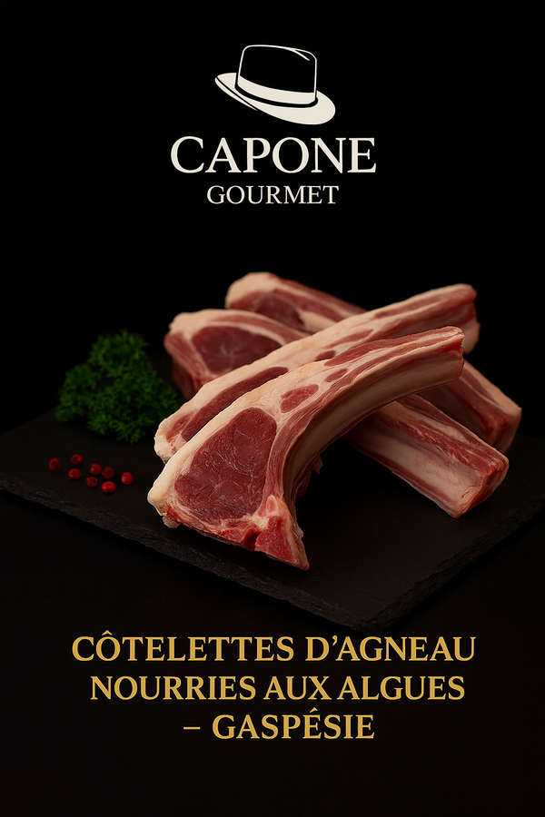 Côtelettes d’agneau nourries aux algues de la Gaspésie, présentées sur une ardoise noire avec le logo Capone Gourmet.